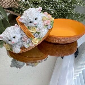 🌷Vintage White Kittens in Basket Trinket Holder